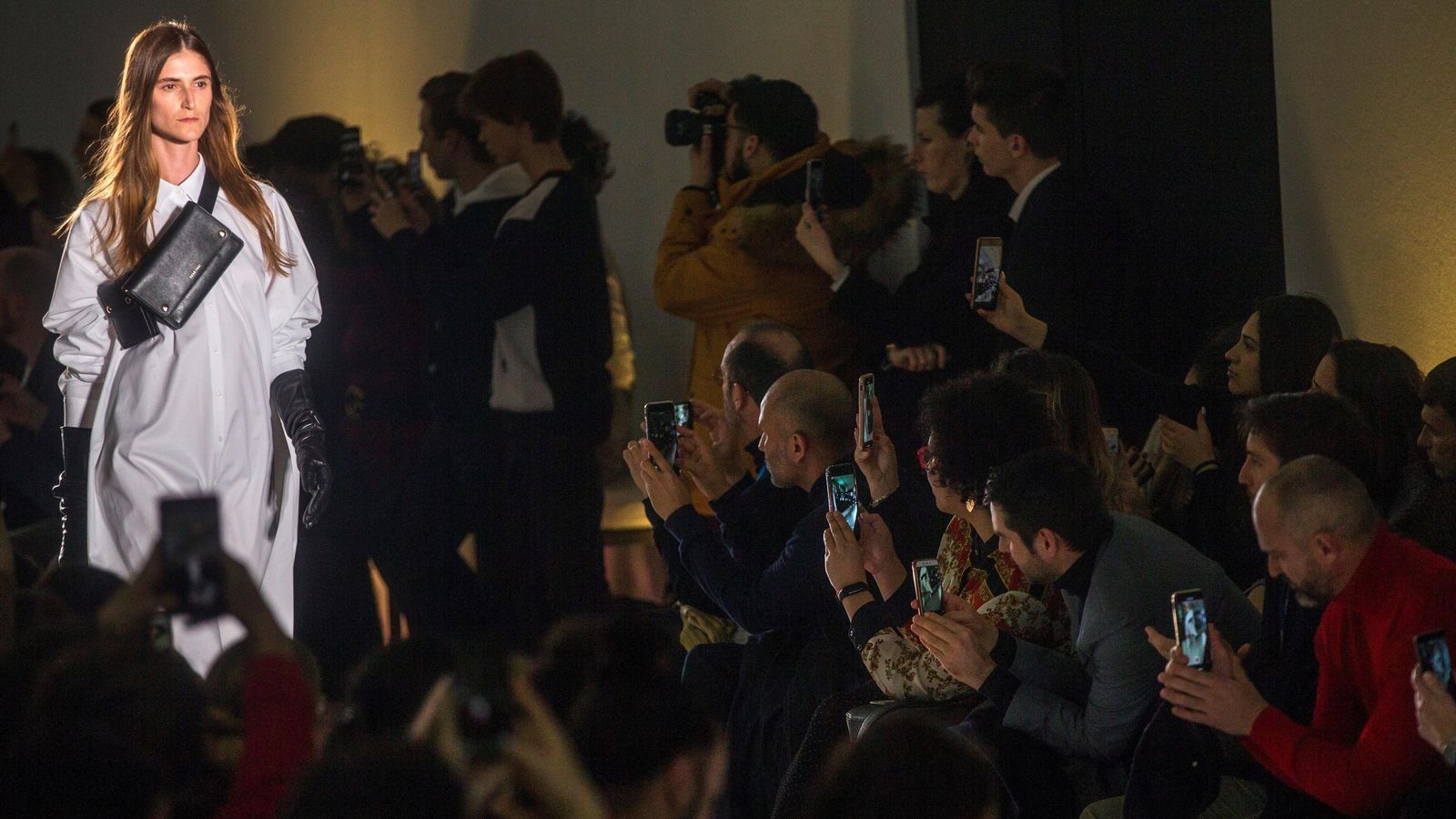 Momento del desfile de Esaú Yori.