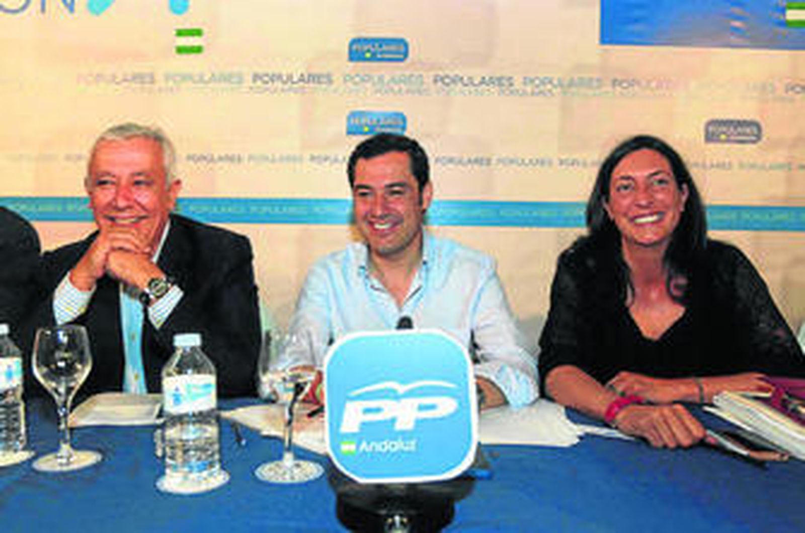 Javier Arenas, Juan Manuel Moreno Bonilla y Dolores López, ayer en Roquetas de Mar.