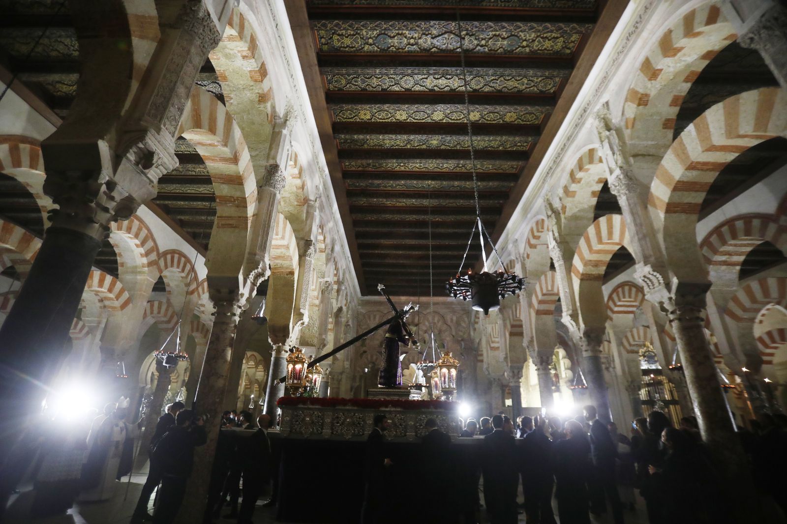 El vía crucis de las hermandades de Córdoba con el Señor del Calvario, en imágenes