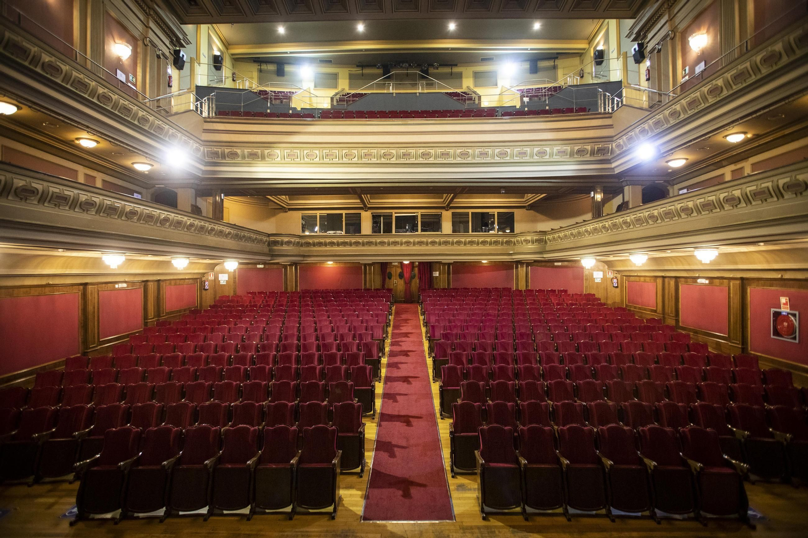 Patio de butacas del Teatro Isabel la Católica visto desde el escenario