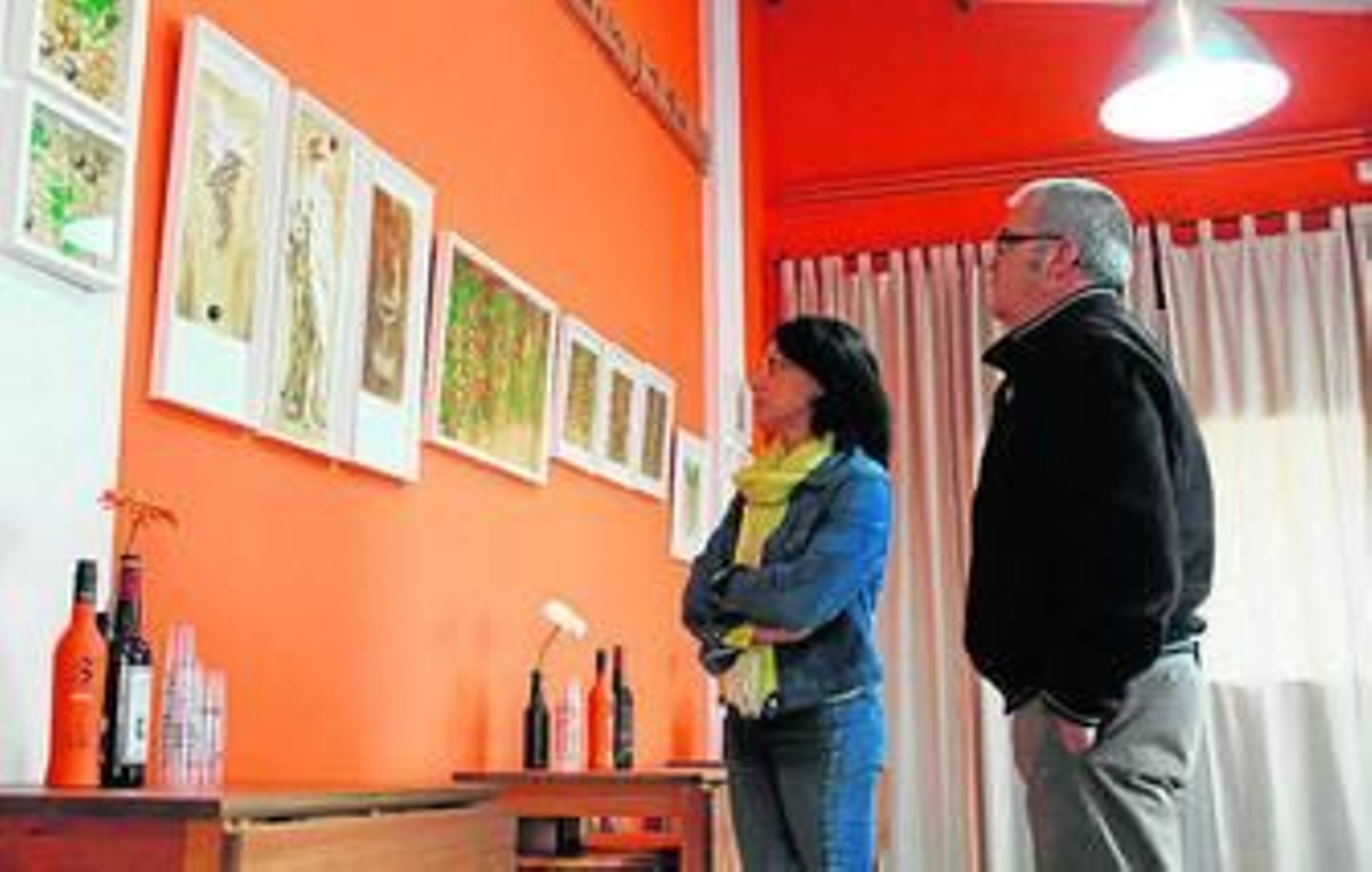 1. Algunas de las pinturas de la exposición Carbón y Vinos, de Isabel García. 2. Javier Iglesias, primer premio del concurso de fotografía.  3 Pablo Faraco, segundo premio. 4. Los premiados en el certamen fotográfico y representantes de Bodegas Convento Morañina.