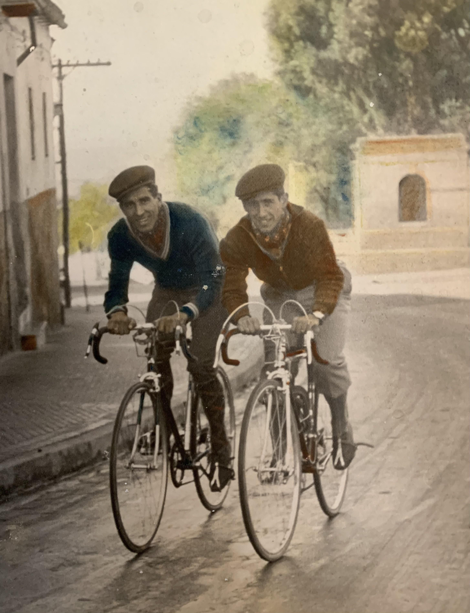 Domínguez rueda con Bahamontes en un entrenamiento por Jerez. Domínguez rueda con Bahamontes en un entrenamiento por Jerez.