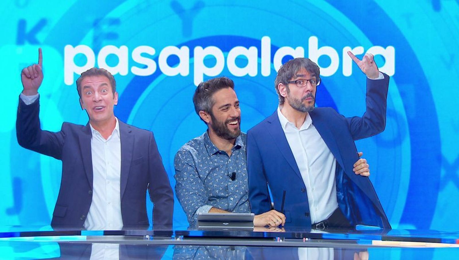 Roberto Leal con los 'cartones' de Arturo Valls y Juanra Bonet