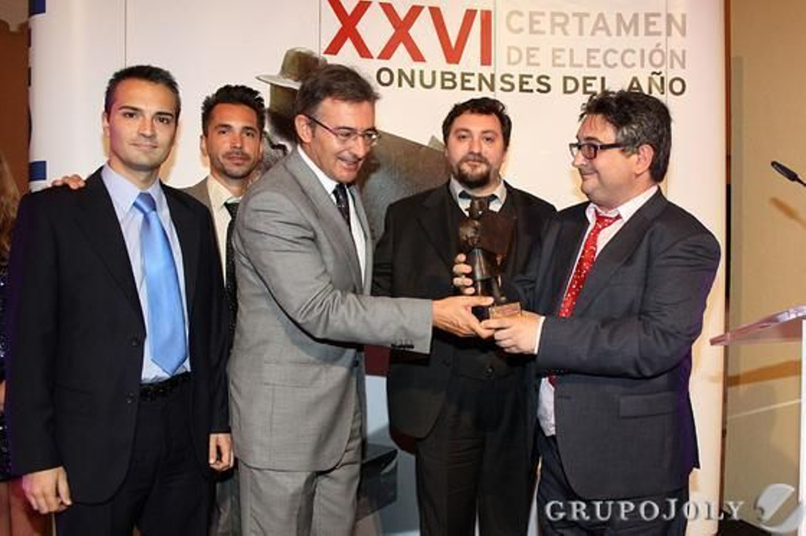 El rector de la Universidad, Francisco Ruiz, con los miembros de la Asociación Seis Viñetas.

Foto: Alberto Dominguez/ Paqui Segarra