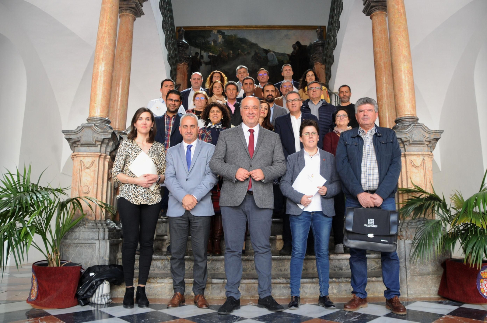 Antonio Ruiz y Maximiano Izquierdo, con los alcaldes firmantes.