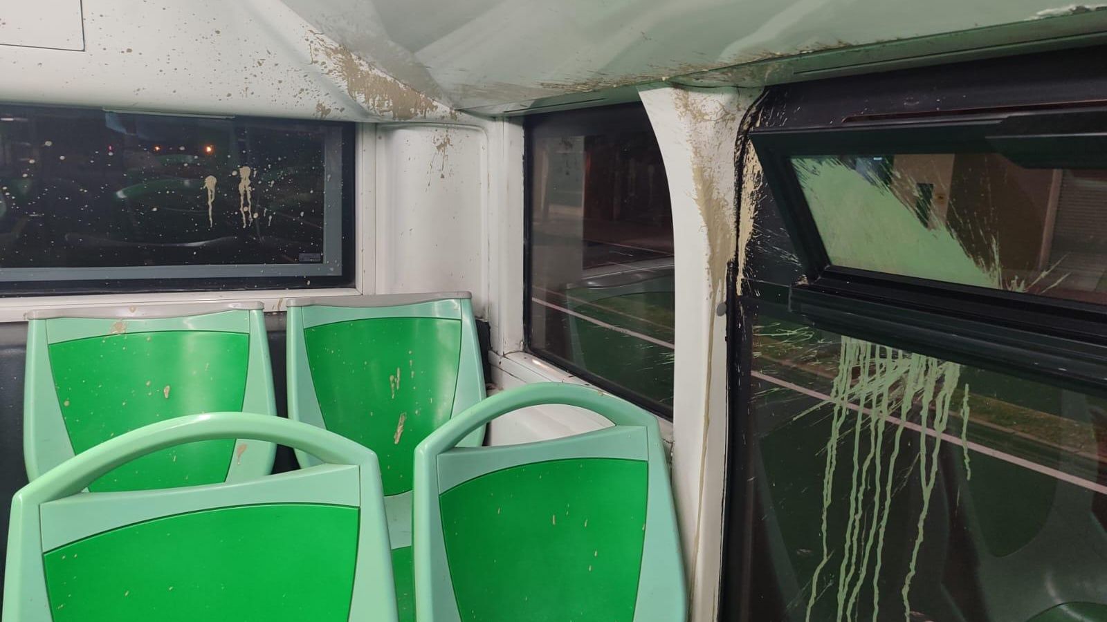 Otra autobús al que lanzaron pintura. Otra autobús al que lanzaron pintura.