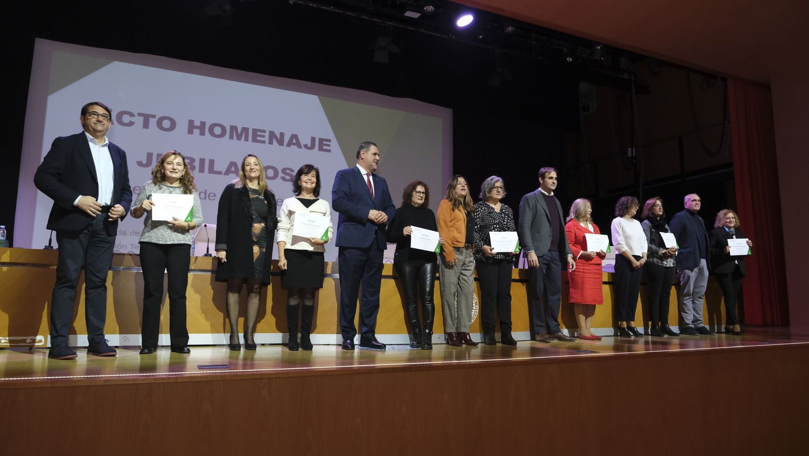 Los maestros docentes jubilados reciben su homenaje en la paraninfo de la UAL