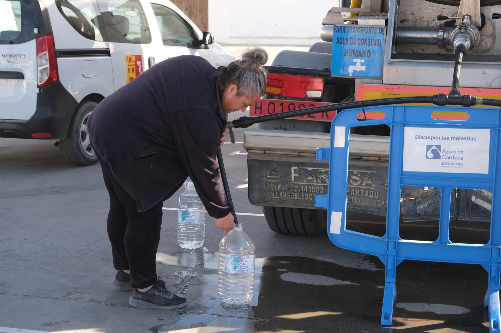 El reparto de agua potable en Espiel, en imágenes