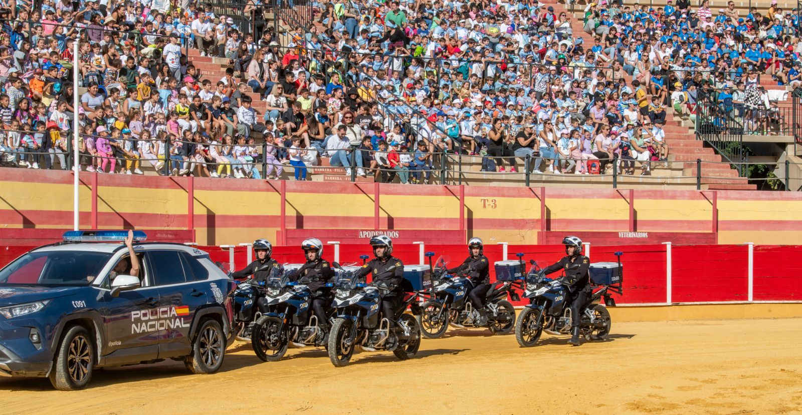 Galería | Así ha sido la jornada de puertas abiertas de la Policía Nacional en la Plaza de Toros de Motril