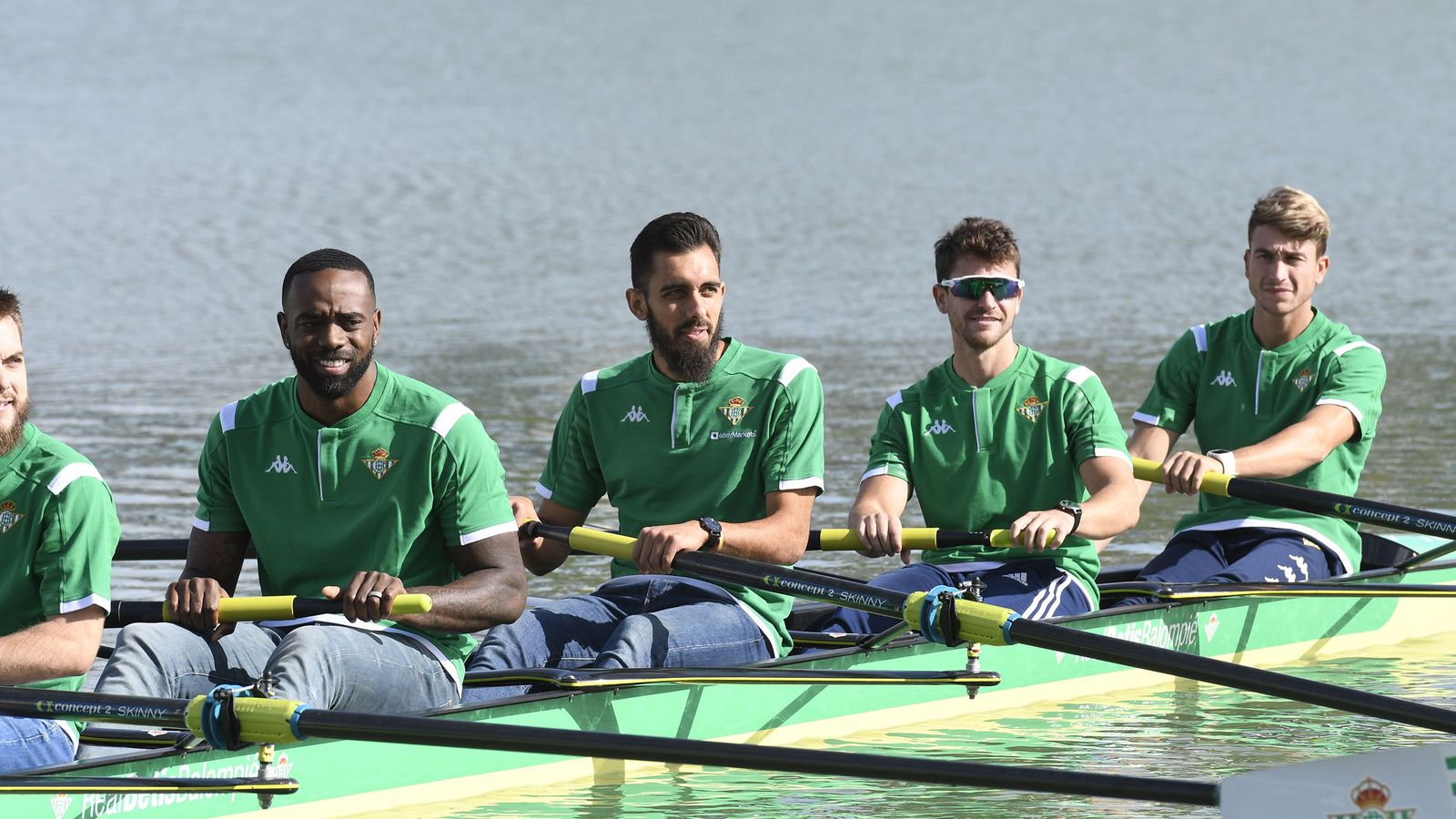 Borja Iglesias, en el centro del nuevo bote bético.