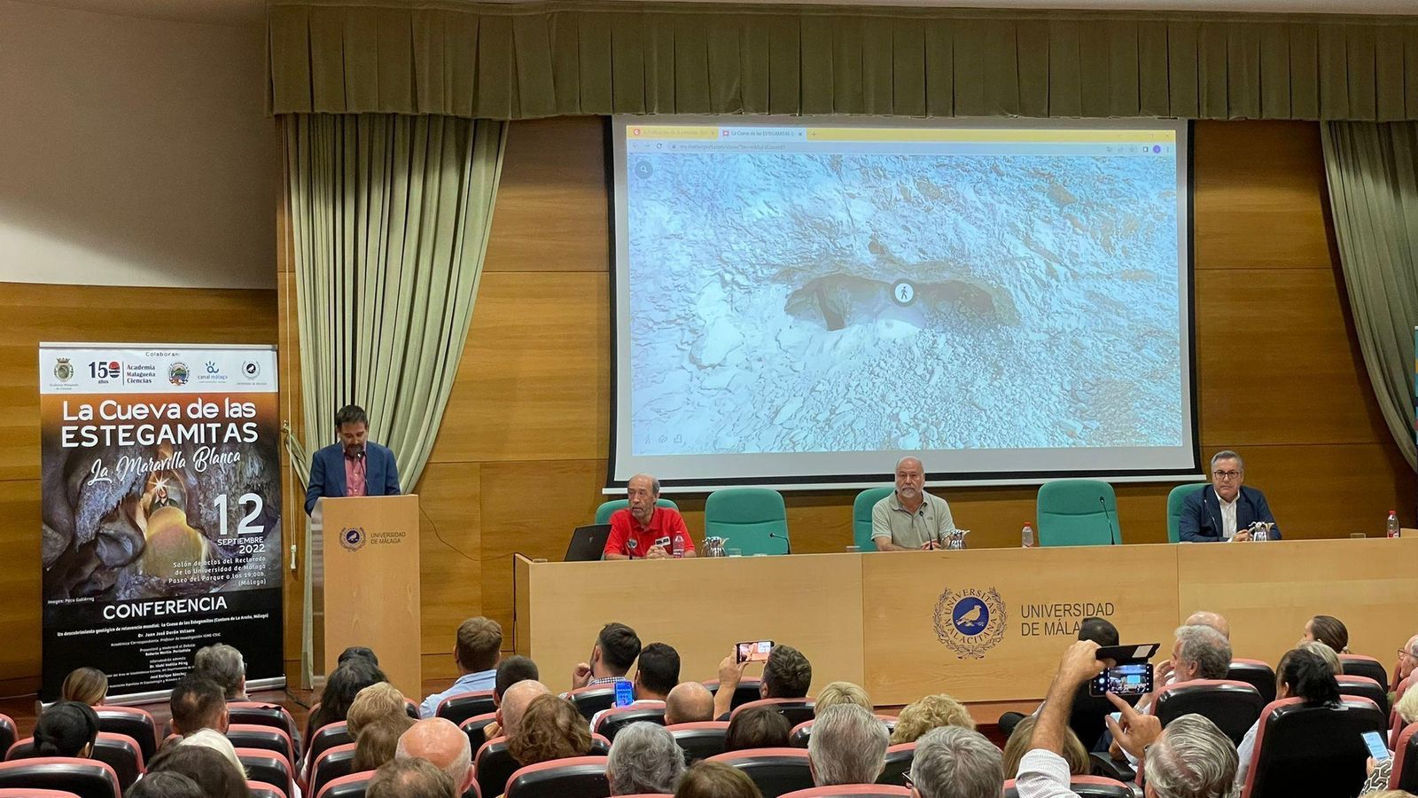 Enrique Sánchez, Juan José Durán e Iñaki Vadillo, sentados, durante la presentación del estudio sobre la Cueva de las Estegamitas.