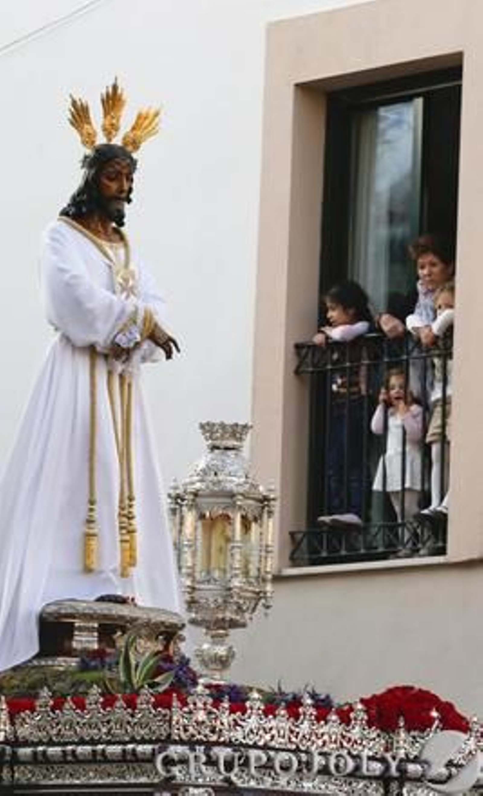 Crucifixión, Gitanos, Dolores del Puente, Pasión, Estudiantes y Cautivo protagonizaron una jornada en claroscuro./ Javier Albiñana