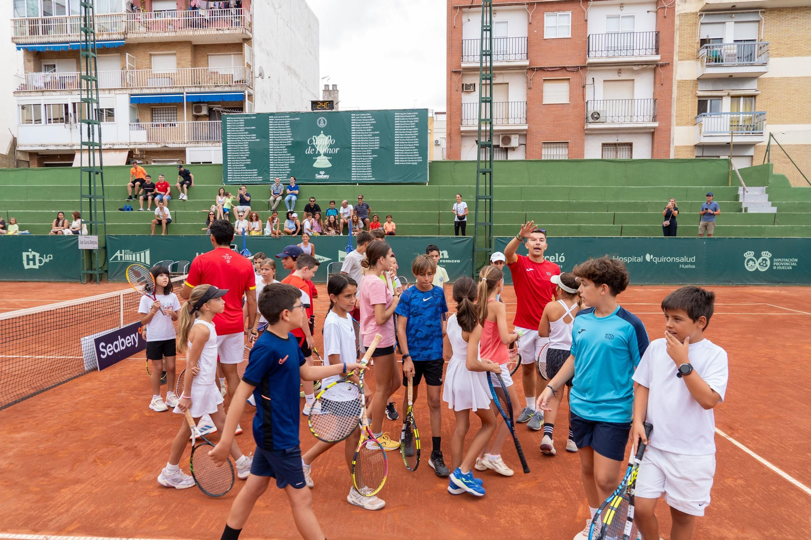 Imágenes del Clinic con Paula Badosa, Jessica Bouzas y los alumnos de la escuela del Real Club Recreativo de Tenis de Huelva  