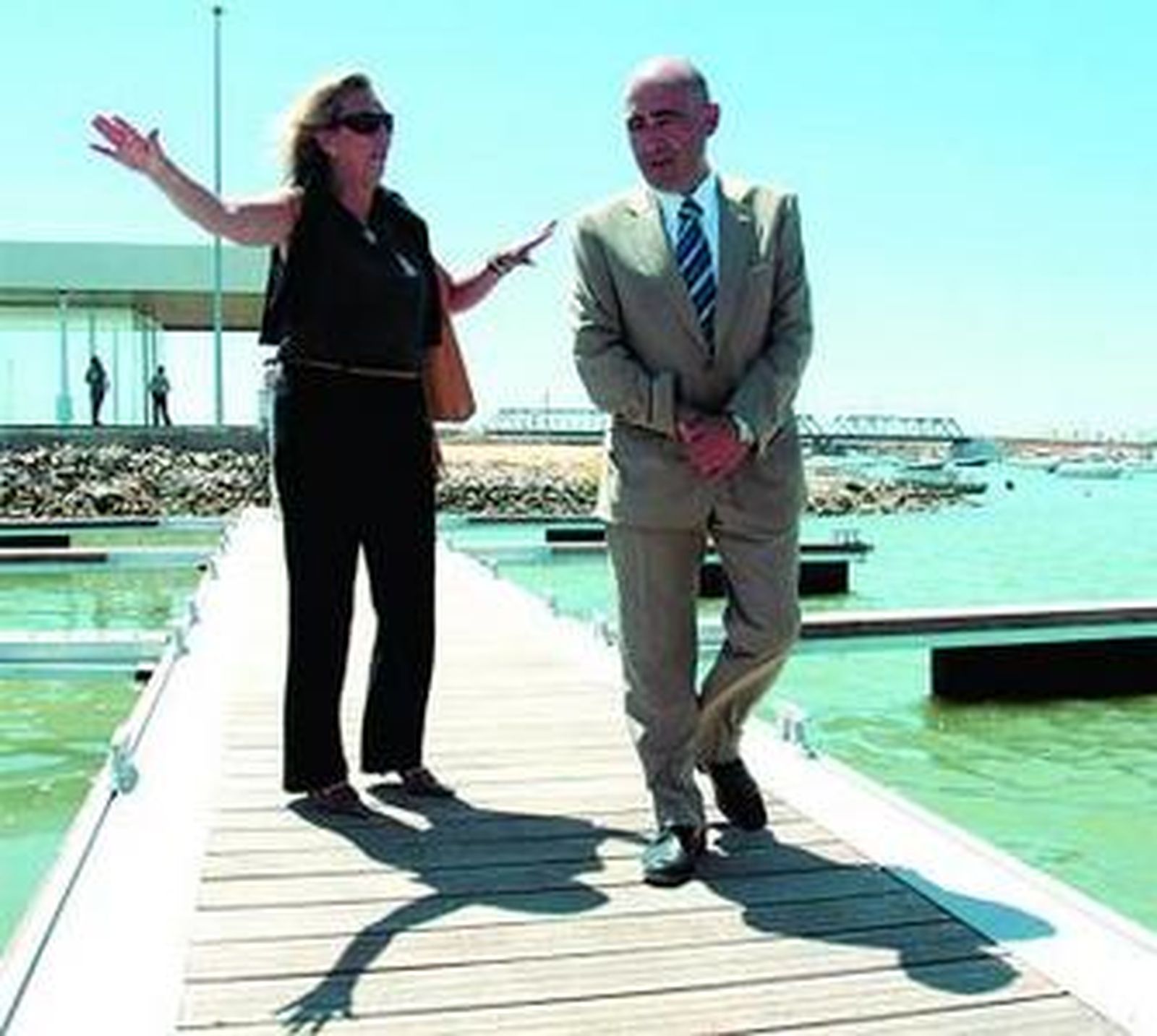 Pedemonte y De Bernardo caminan sobre uno de los pantales del club.