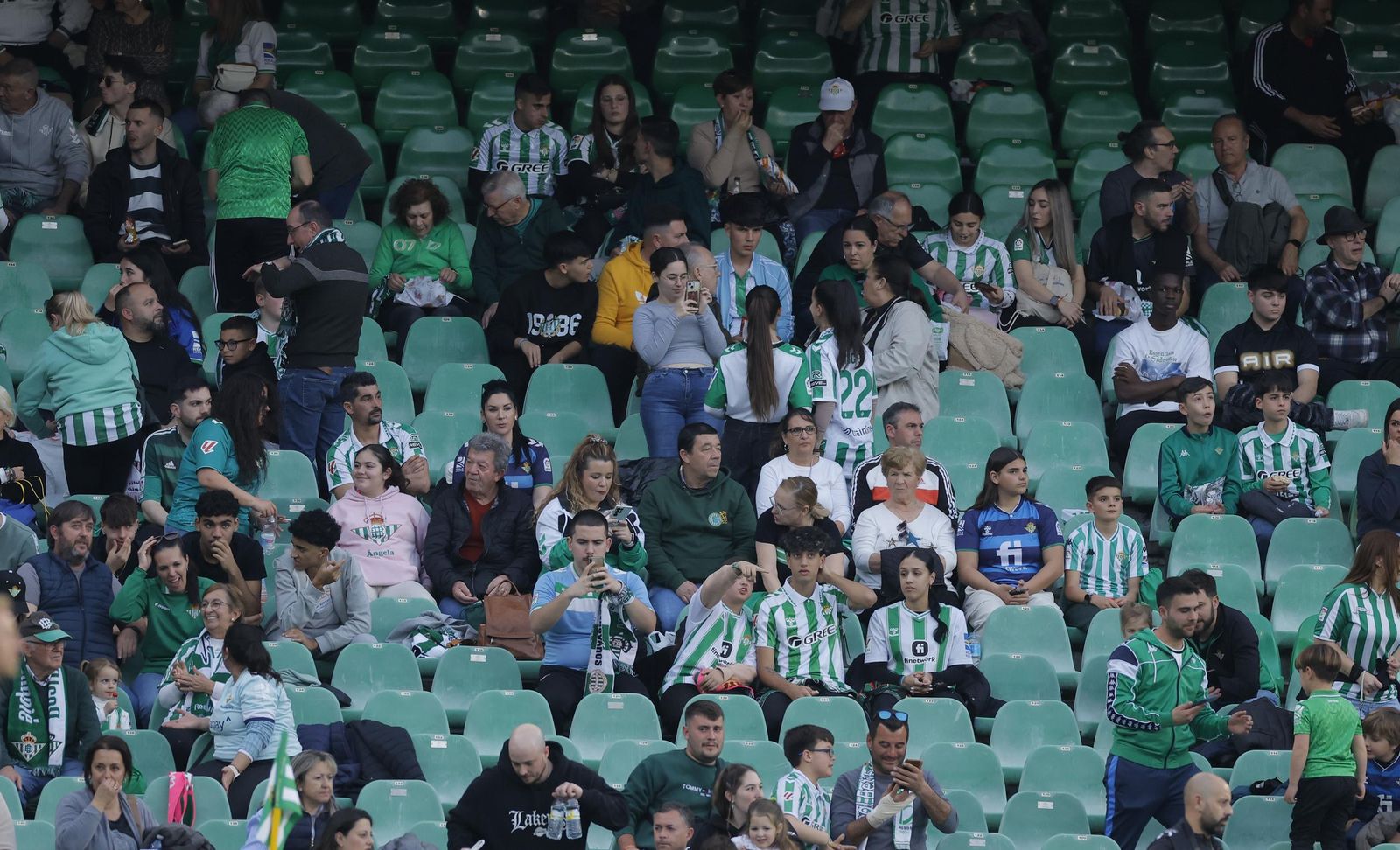 Búscate en las fotos del Betis - Gent