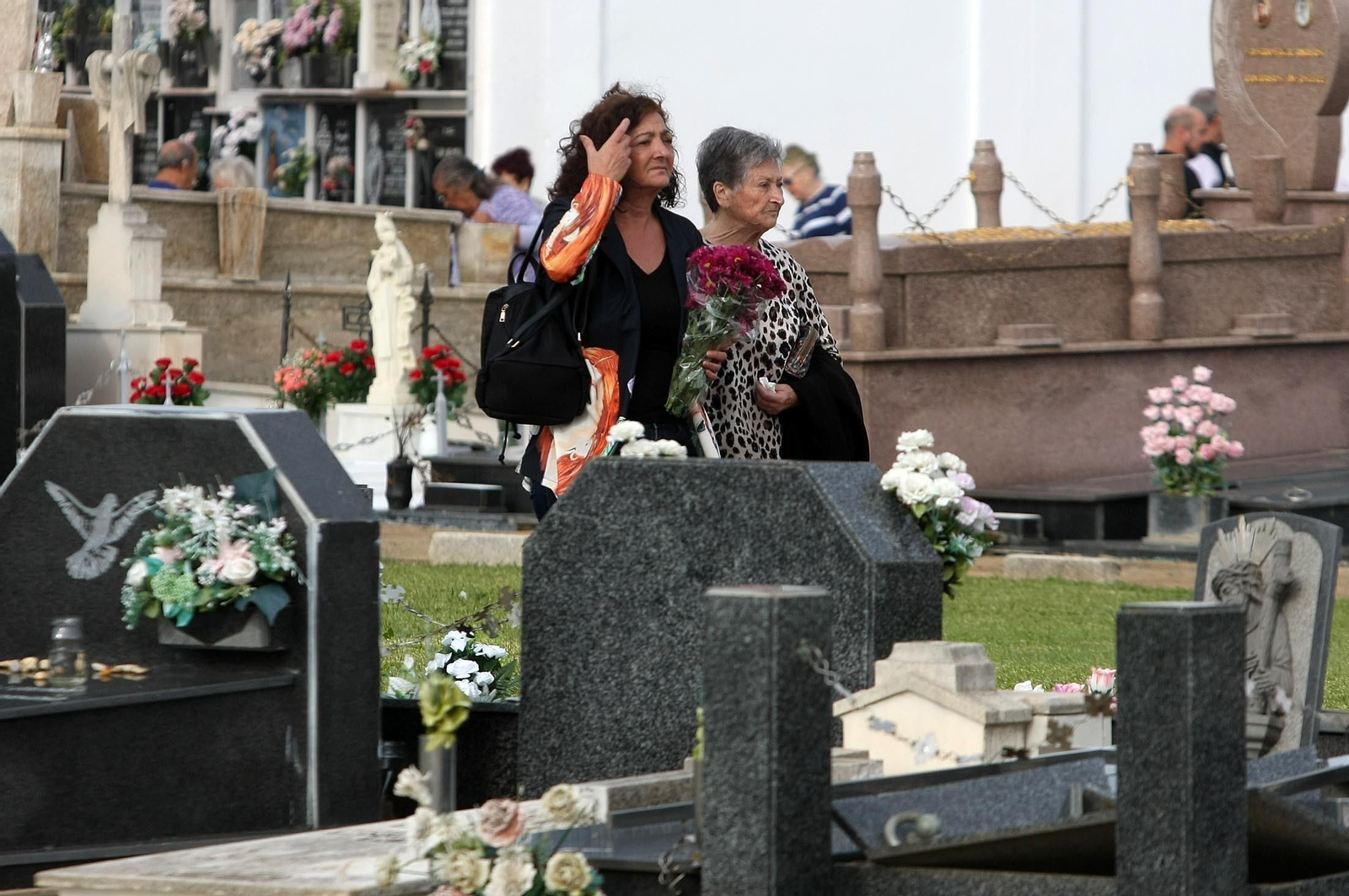 Imágenes del ambiente en el cementerio La Soledad, Huelva