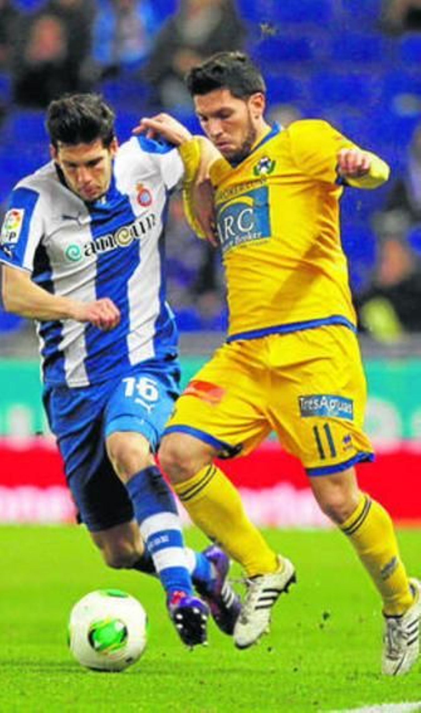 Dani Pacheco conduce ante el espanyolista Javi López.
