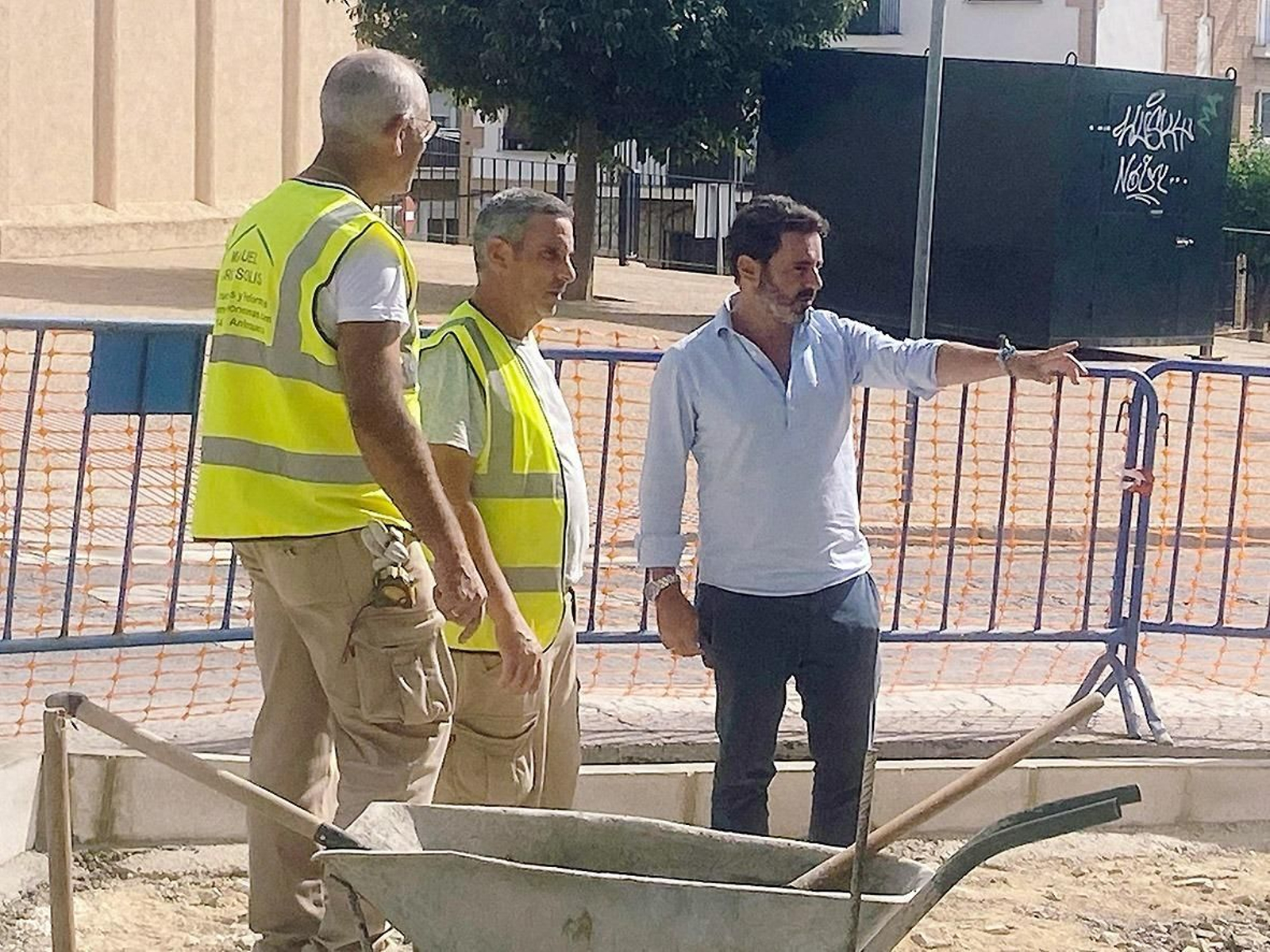 José Ramón Carmona junto a dos operarios en la zona de obras.