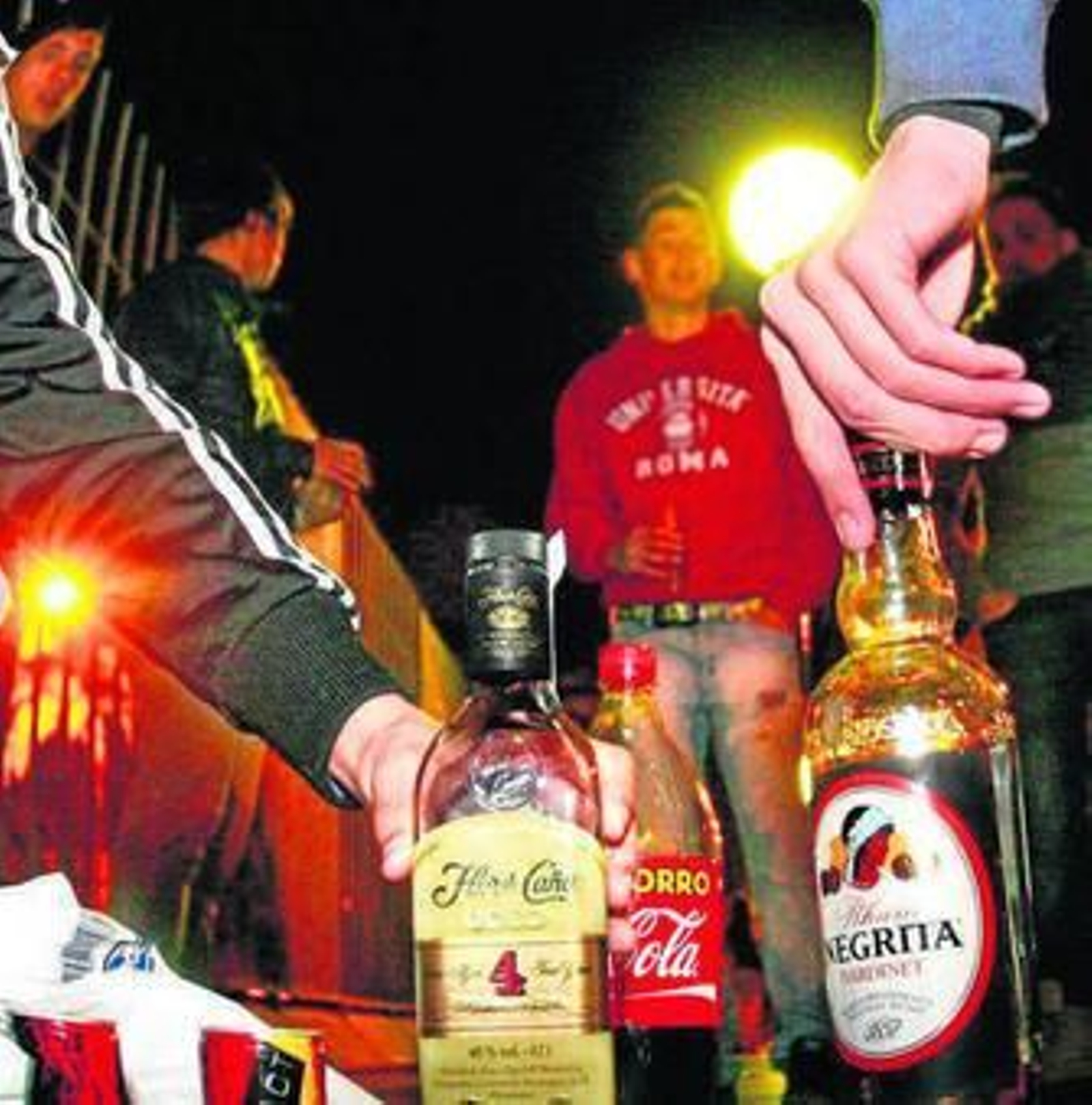 Jóvenes de 16 y 17 años celebran un botellón en la zona portuaria.