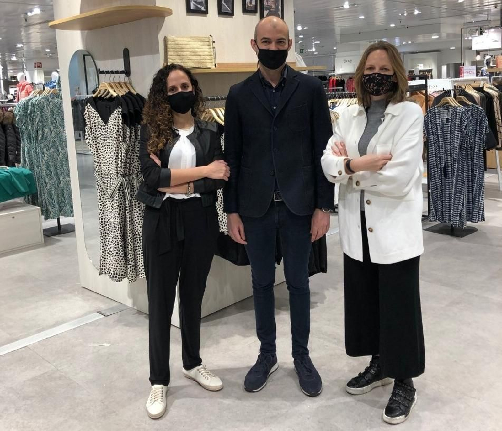 Tomas Paz Rosaura, CEO de Paz Torras; a la izquierda Bárbara Navarro, retail manager, y a la derecha, Anna Guarner, diseñadora.