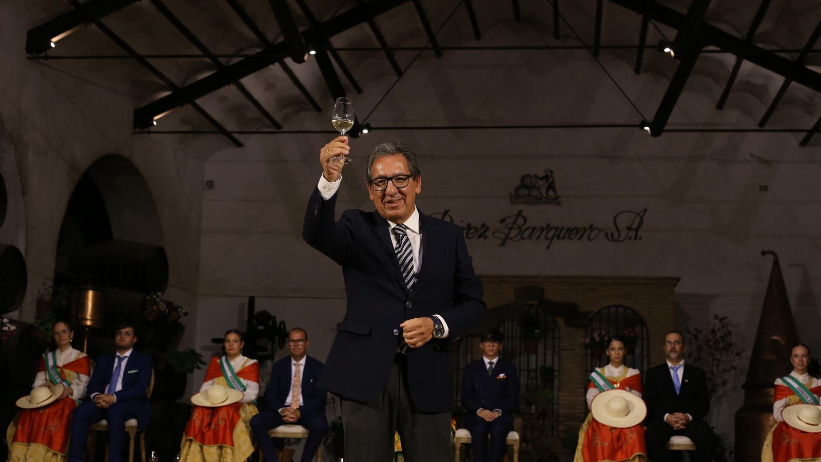 Antonio Pulido brinda durante el acto del pregón