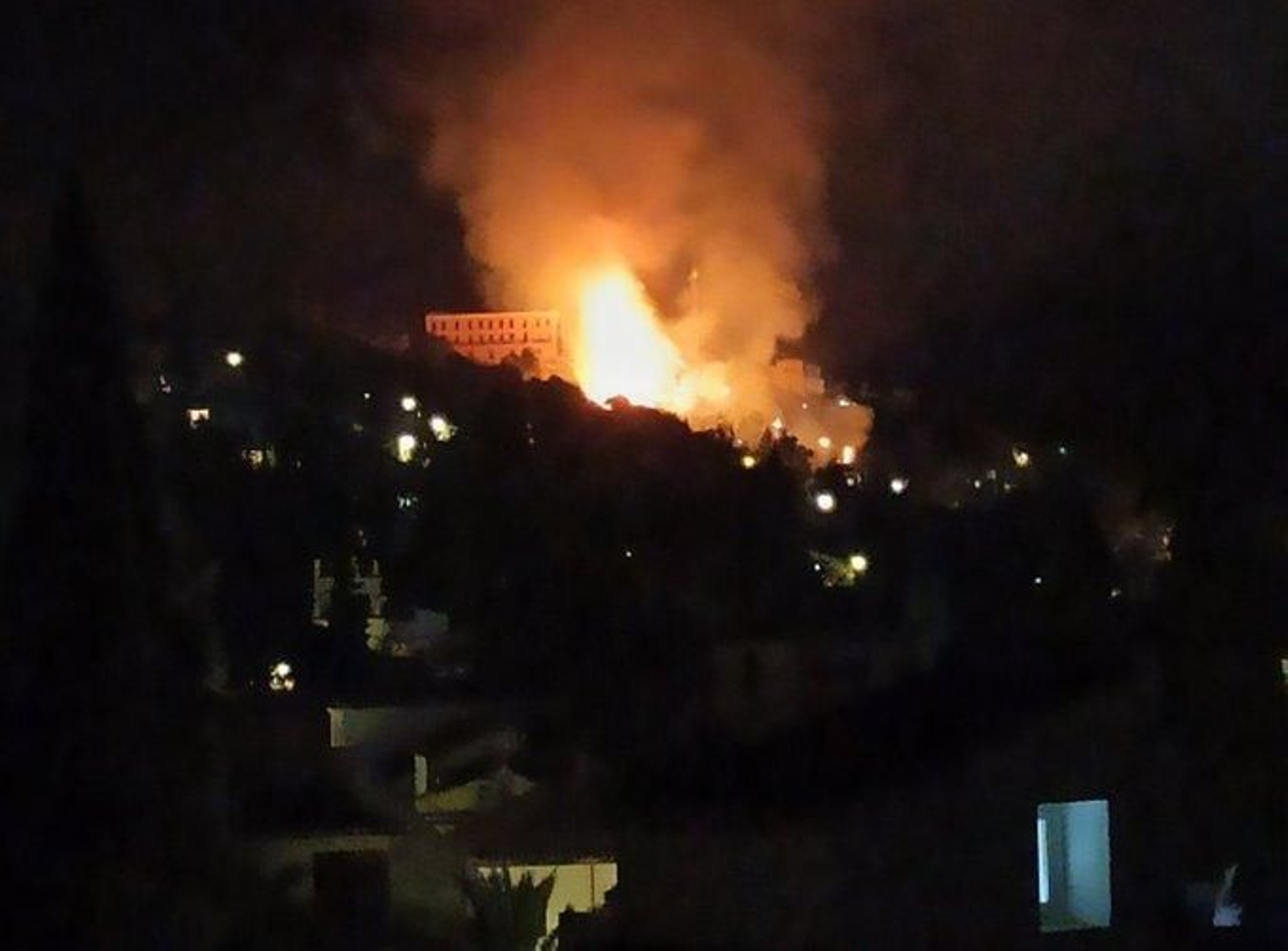 Declarado un incendio cerca de la abadía del Sacromonte Declarado un incendio cerca de la abadía del Sacromonte