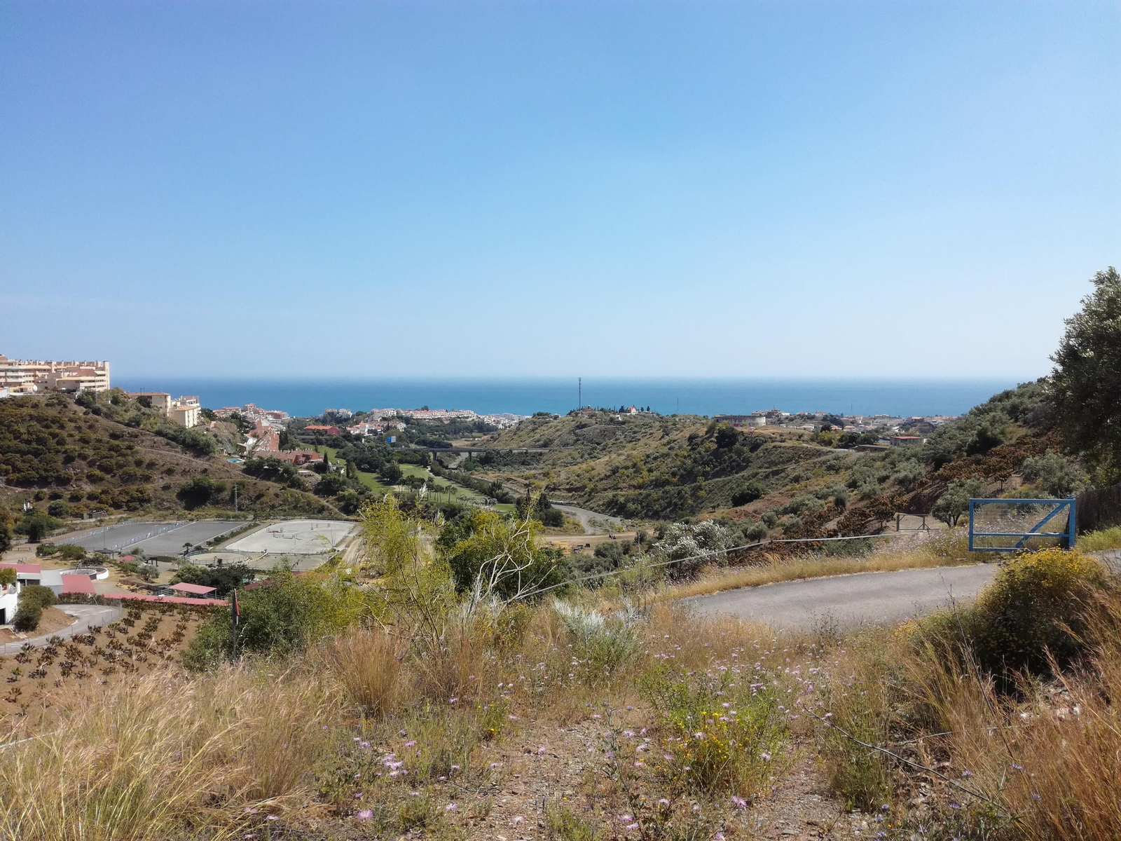 Vistas de la playa de Torre de Benagalbón desde la finca donde se ubicará el camping.