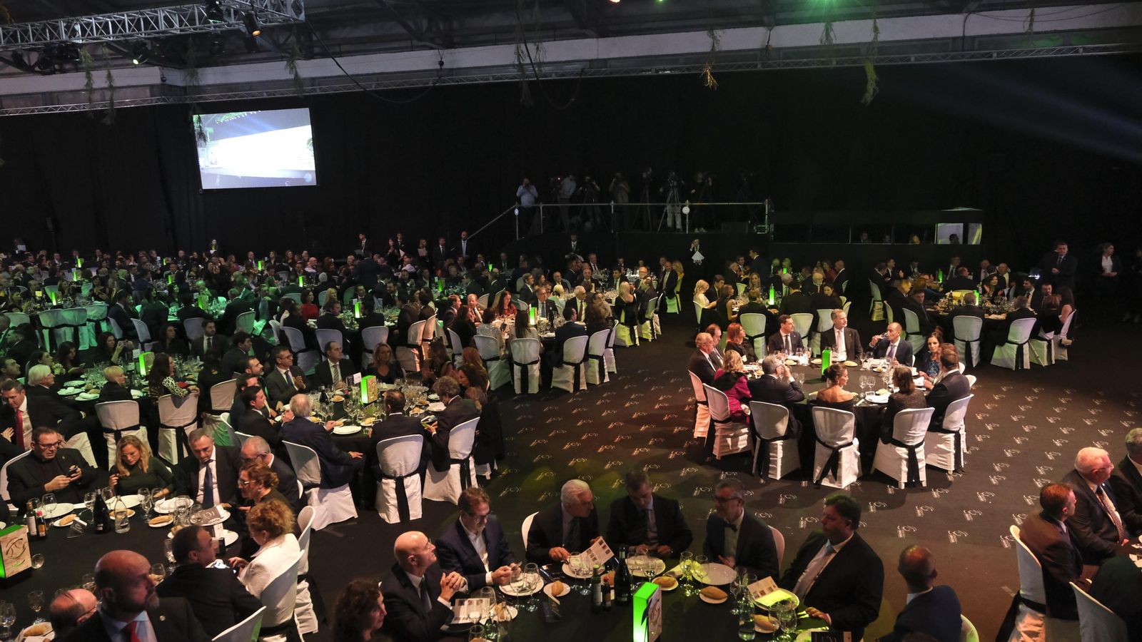 Cena, con los reyes en la mesa principal de autoridades.