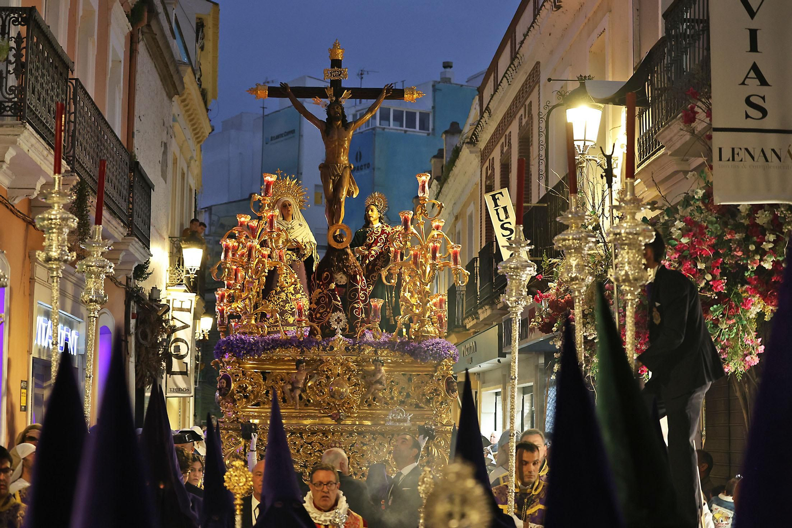 Miércoles Santo: La Hermandad de La Esperanza por las calles de Huelva
