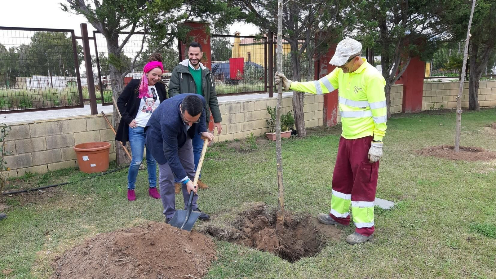 Juan Franco, en la plantación de uno de los árboles de la depuradora.