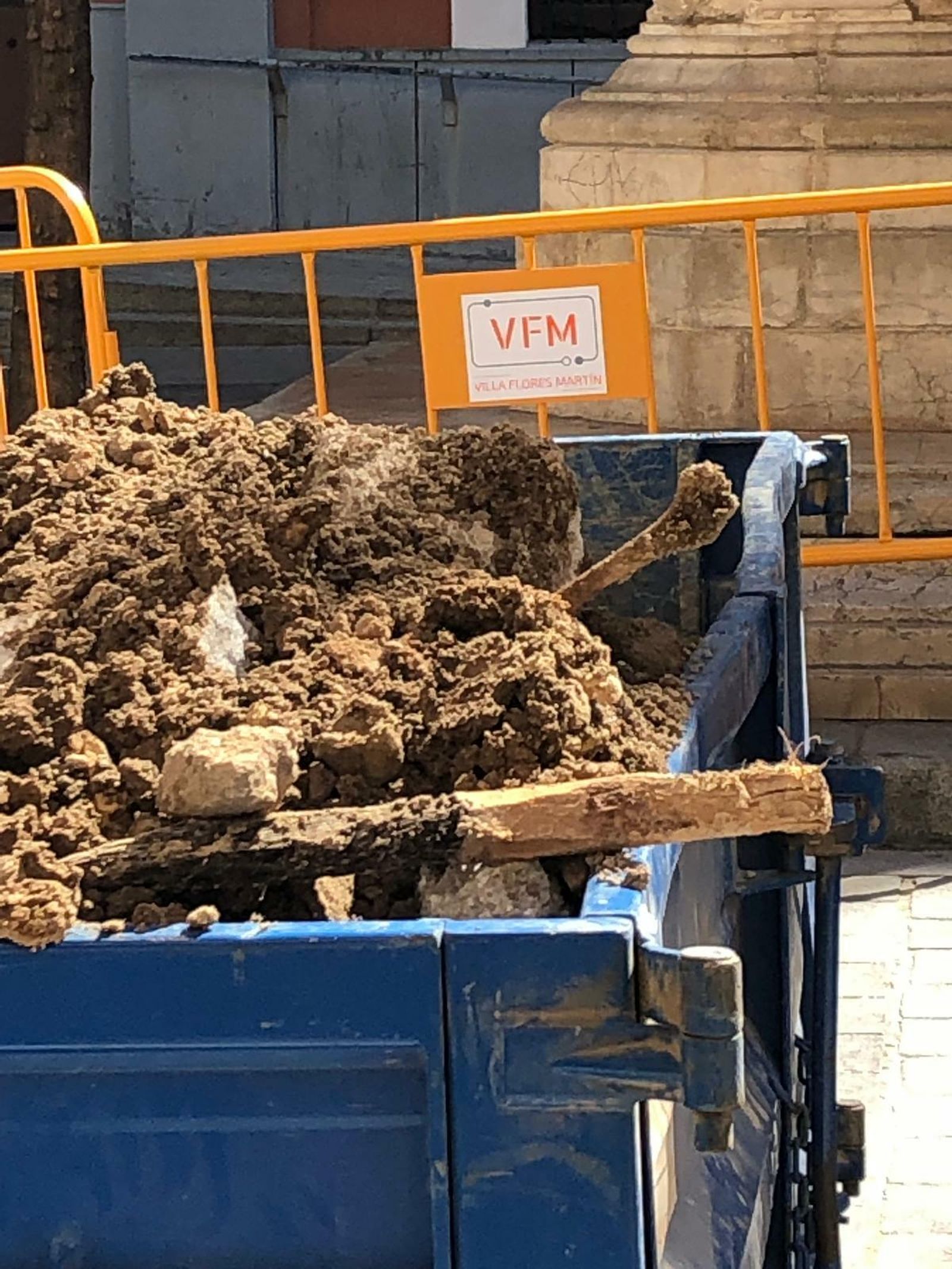 Huesos en una escombrera de la obra el pasado agosto