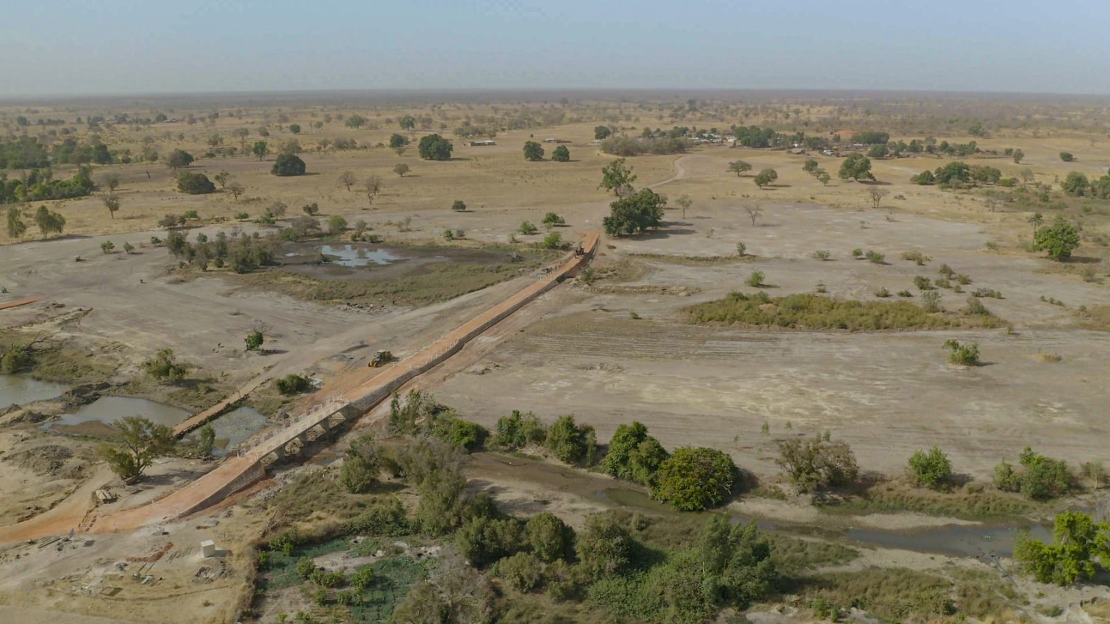 Imagen aérea del puente en construcción.