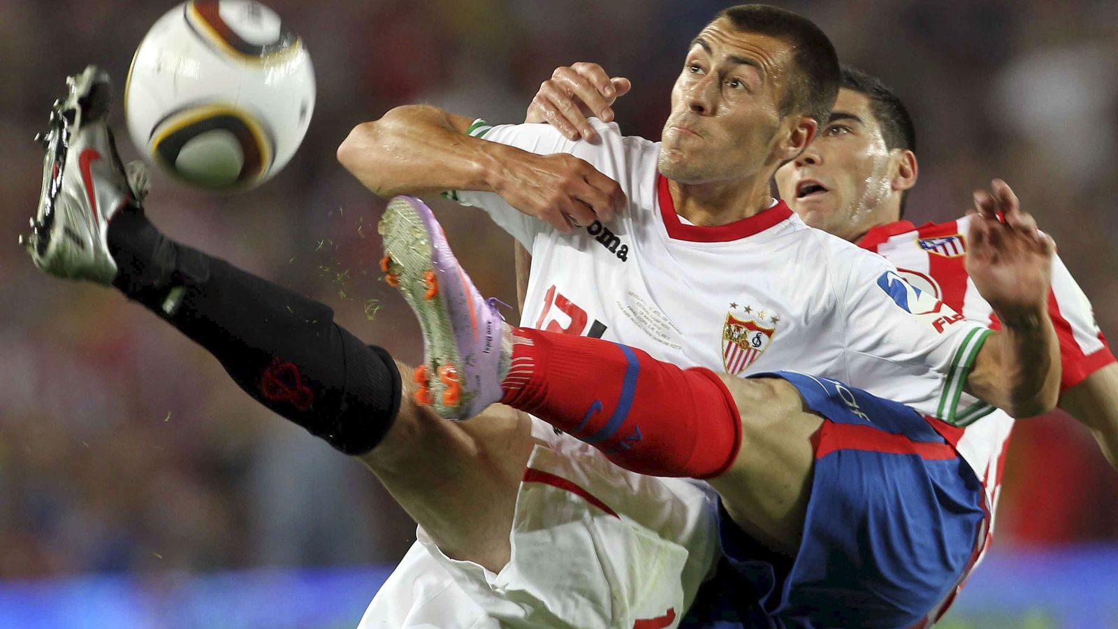Luna despeja ante Reyes en la final de la Copa que ganó el Sevilla al Atlético en 2010.
