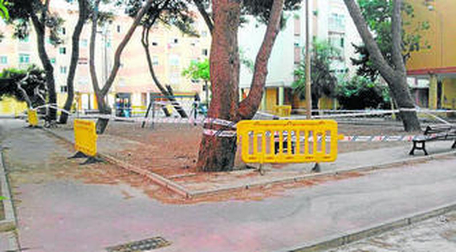 Vista general del parque infantil de la calle Escorial tras ser precintado.