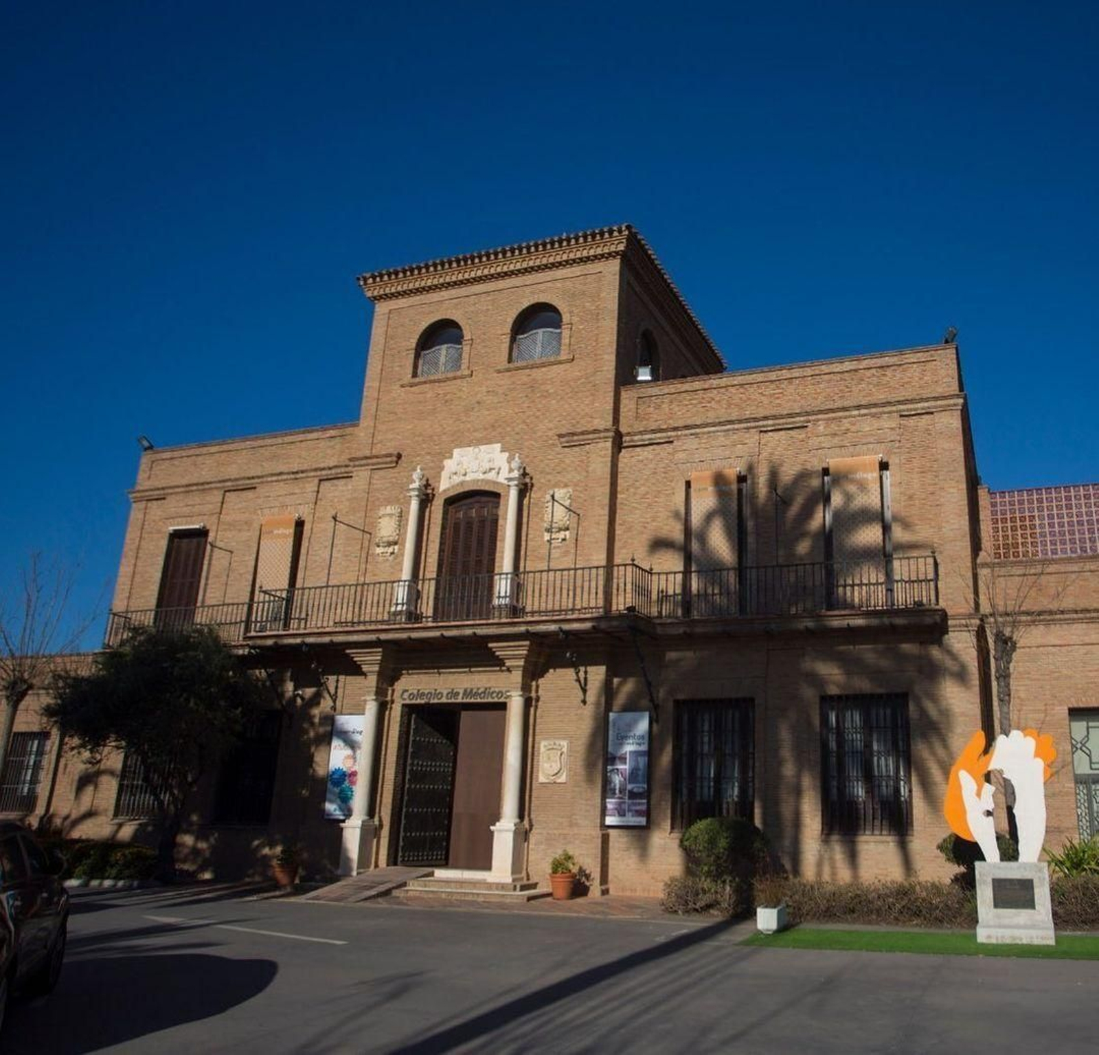 Fachada del edificio del Colegio de Médicos de Málaga.