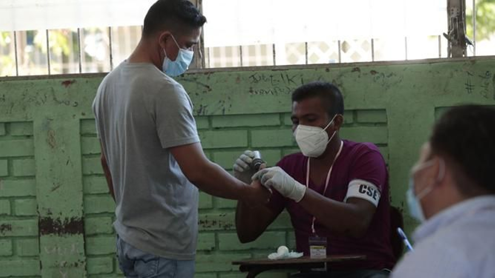 Un hombre vota durante las elecciones presidenciales de este pasado domingo.