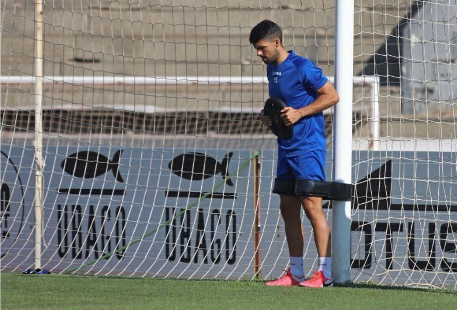 Borja López realiza ejercicios durante un entrenamiento en el Municipal
