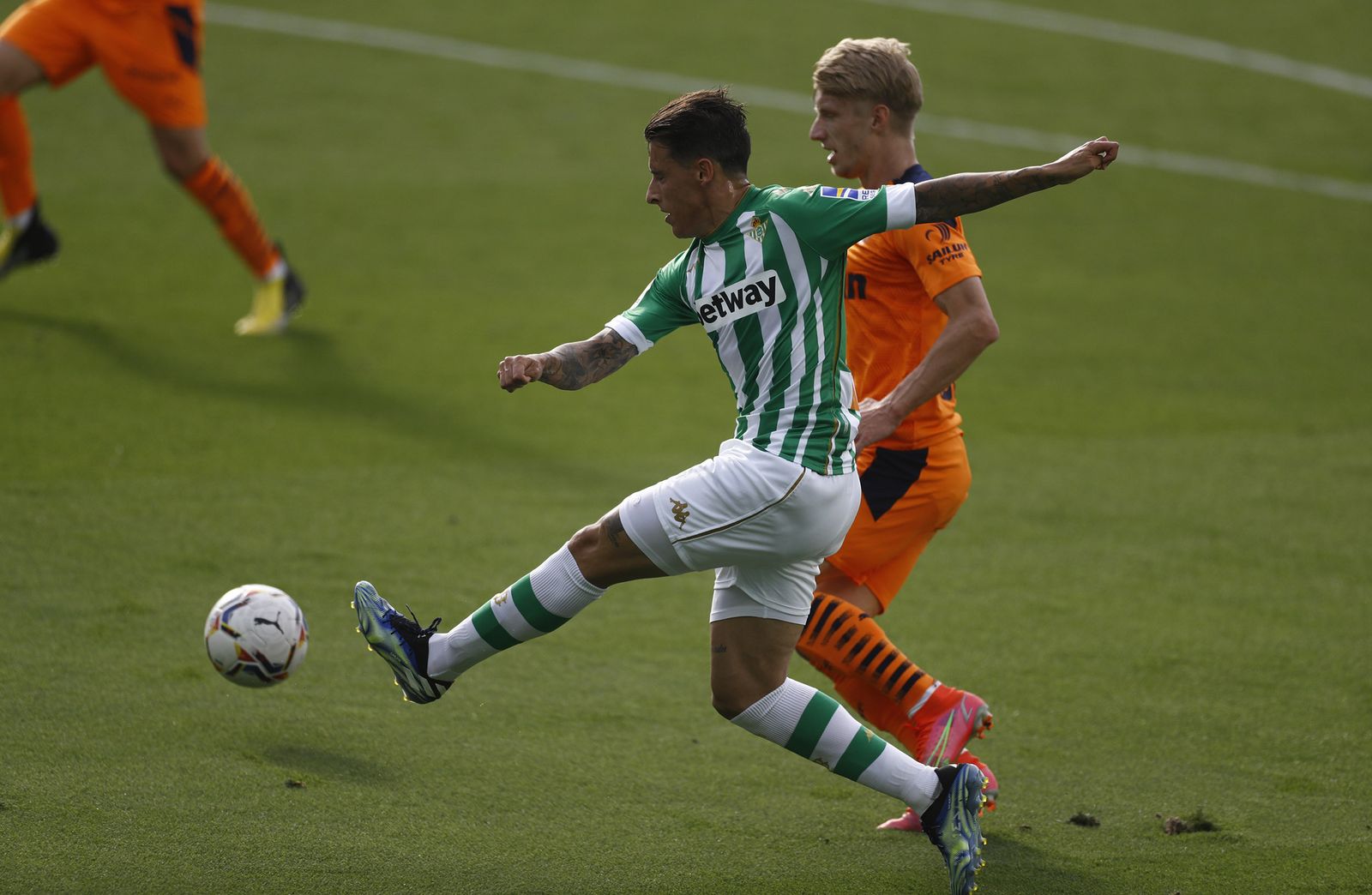 Tello, en una acción ante Wass.