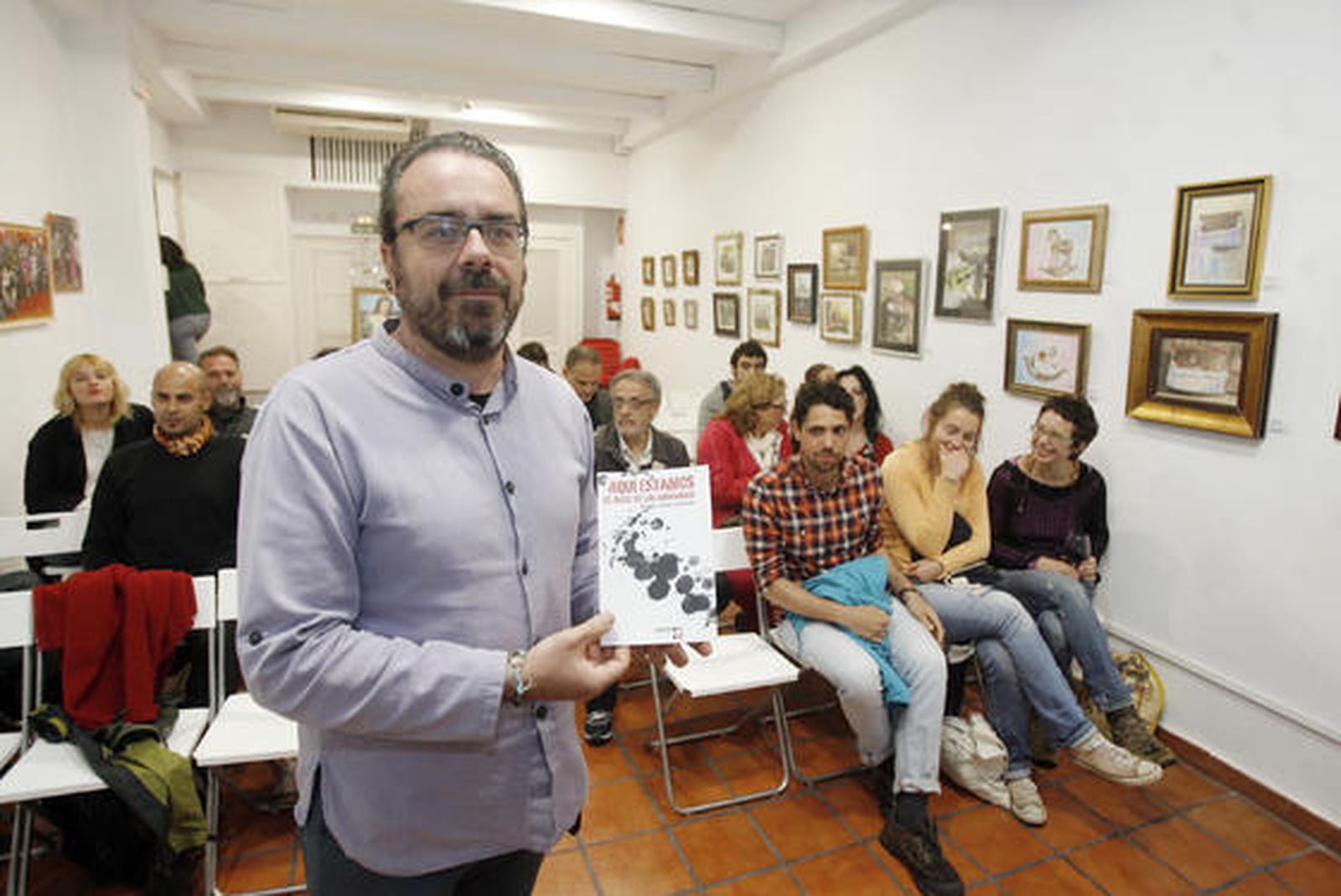 Ángel Calle en la república de las letras. La República de las Letras ha acogido la presentación del poemario 'Aquí estamos (El baile de las ahogadas)' de Ángel Calle, una acto presentado por Antonio de Egipto. / José Martínez