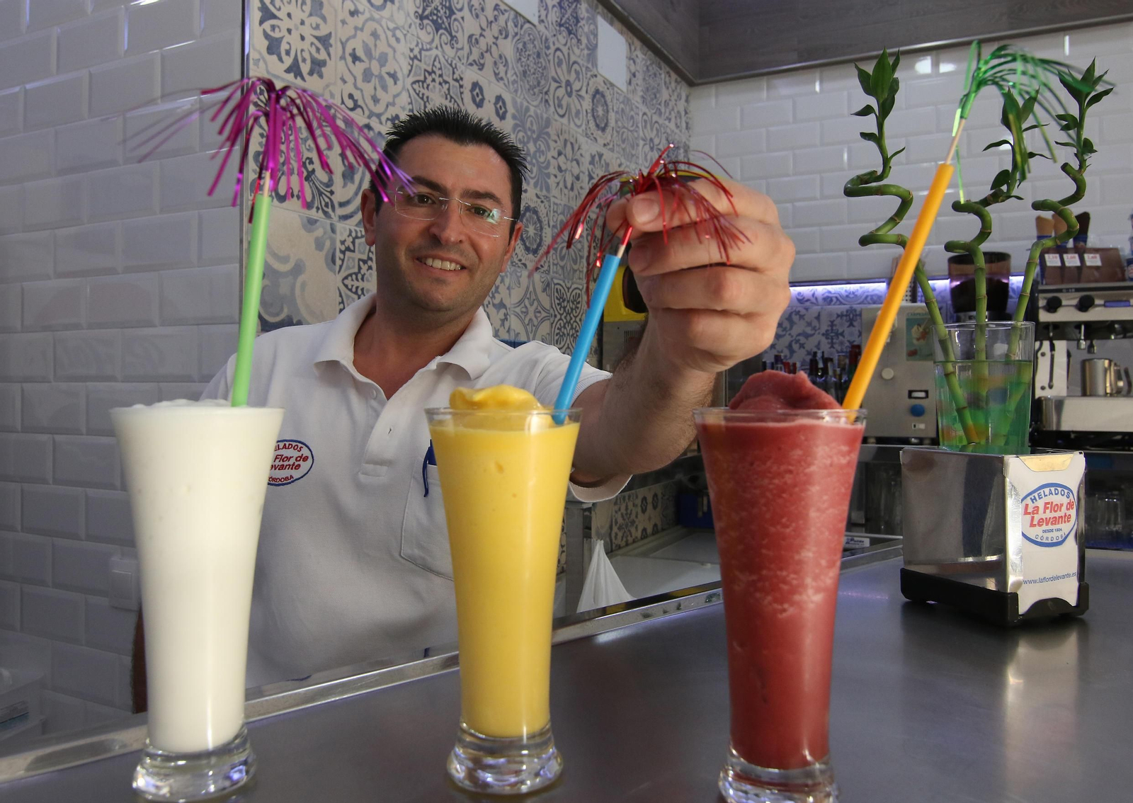 Paco, heladero en La Flor de Levante, con tres sorbetes artesanales.