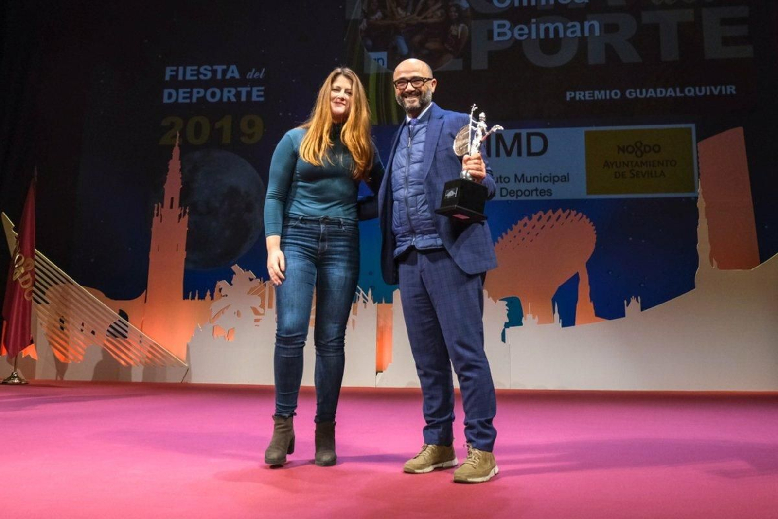Benjamín Ruiz, gerente de Clínicas Beiman, recogiendo el premio Guadalquivir en la Fiesta del Deporte de Sevilla.