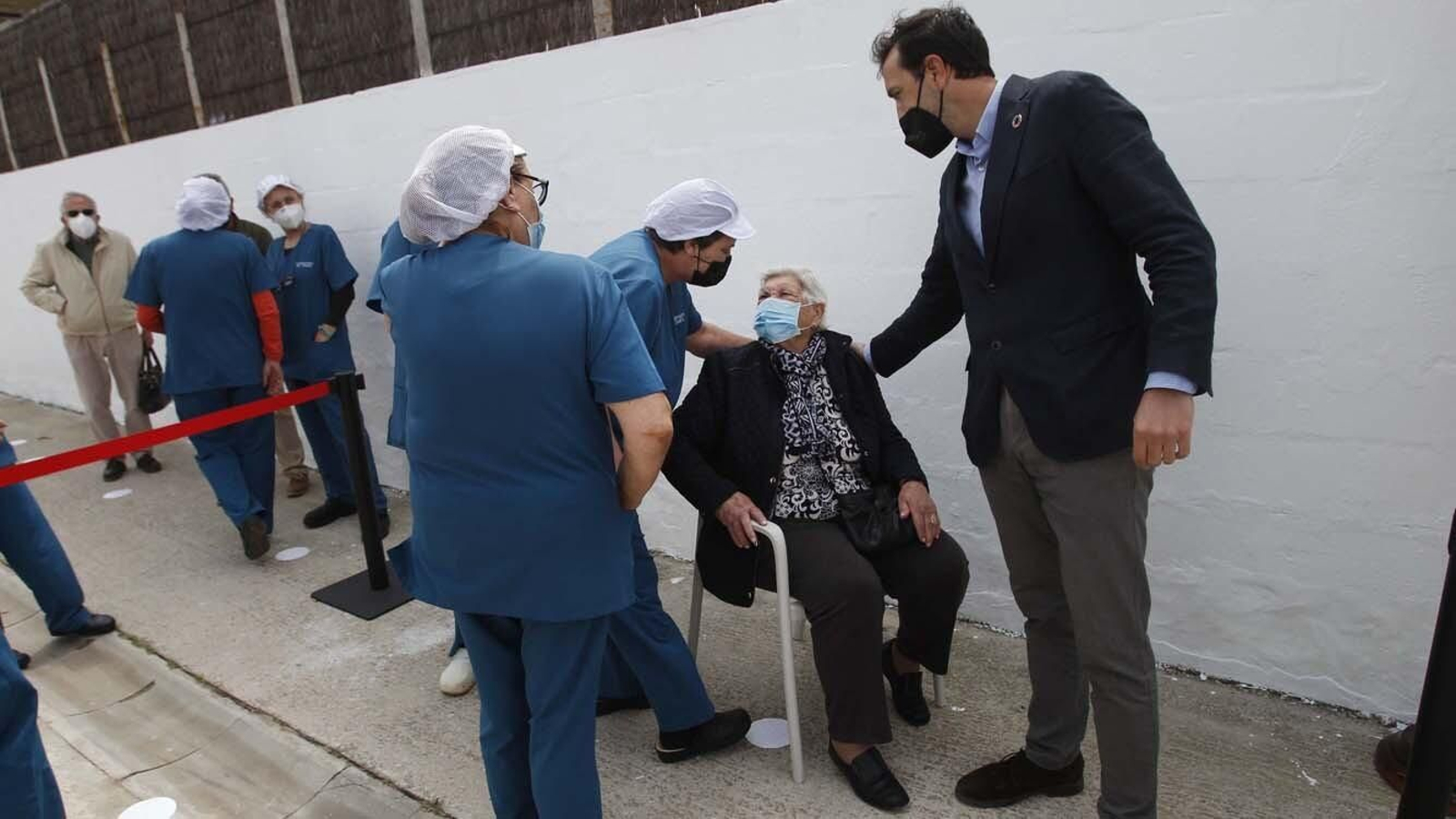 Las fotos de la inauguración de la calle Estibadoras de la Conservera en Tarifa