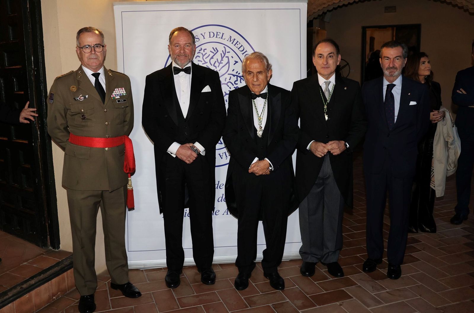 Foto de familia previa al acto de ingreso como académico de José Luis Garcia-Palacios.