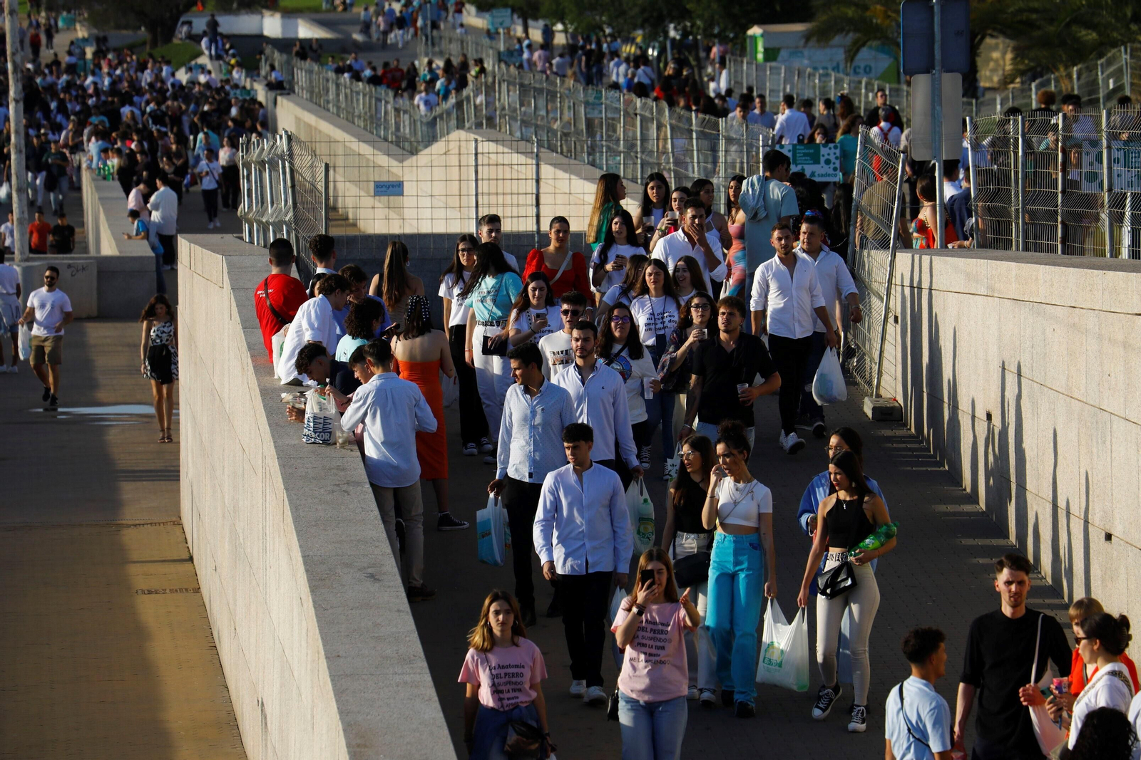 El clásico botellón del Miércoles de la Feria de Córdoba, en imágenes