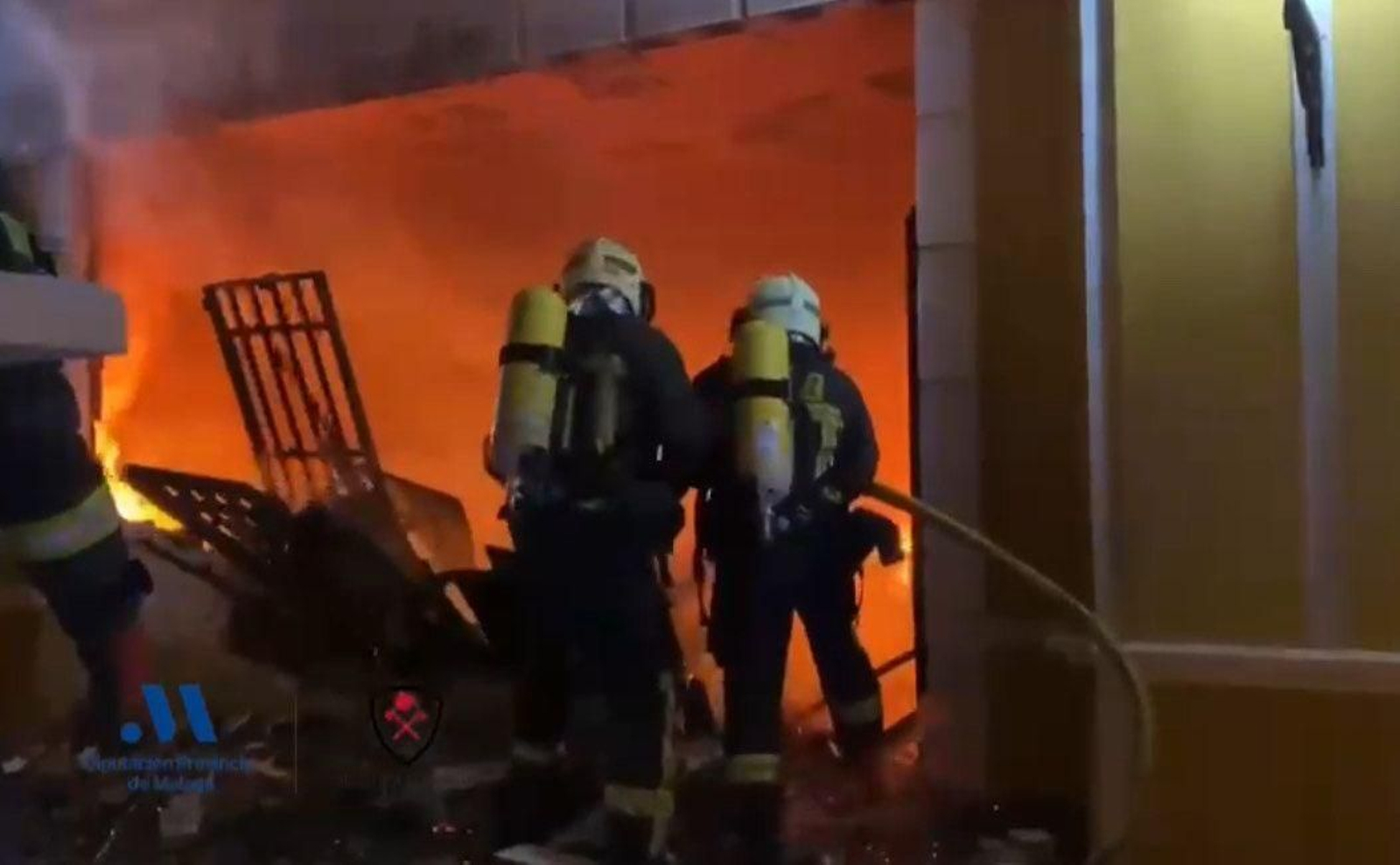 Efectivos del Consorcio Provincial de Bomberos (CPB ) de Málaga en un incendio en Estepona. Archivo