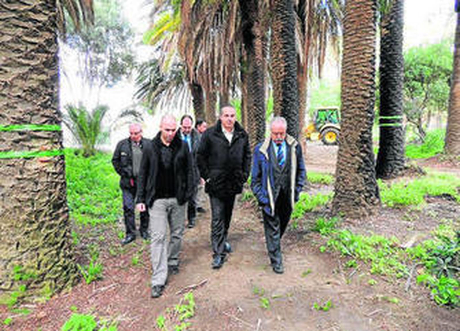 Juan Carlos Ruiz Boix y Manuel Morón, ayer, durante la visita a la Finca de los Russo.