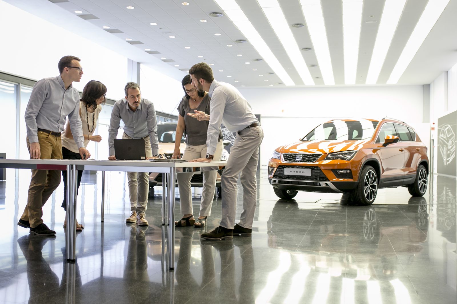 Imagen de los especialistas de Seat eligiendo los posibles finalistas.