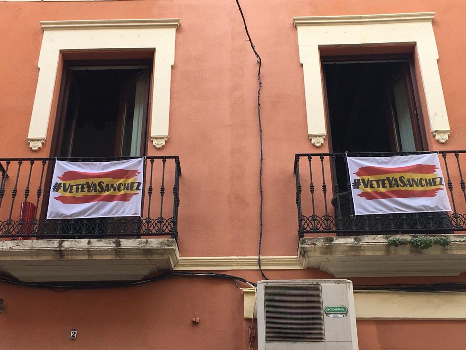Balcones de la calle Jimios en el día de ayer