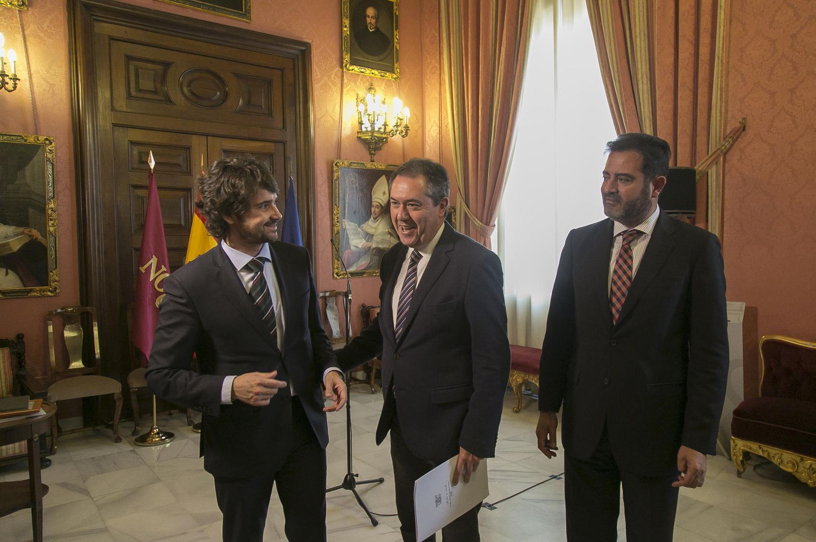 Santiago Oliva, Juan Espadas y Jesús Rojas, en la entrega de las nuevas acreditaciones de calidad.