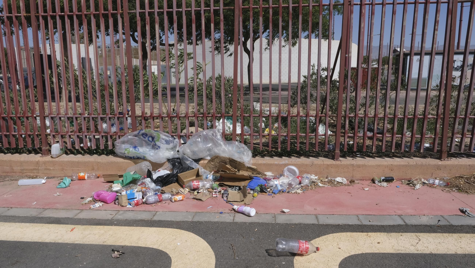 Fotos de la basura acumulada en el aparcamiento de los feriantes en la Vega de Acá